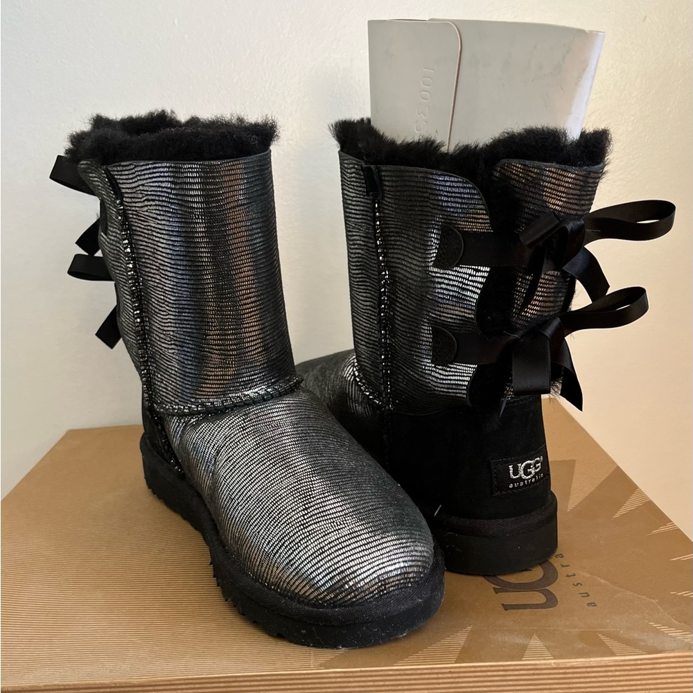 NEW UGG Bailey Bow Lizard Black & Silver boots size 6 Y/ 8 Women’s/ EU 36